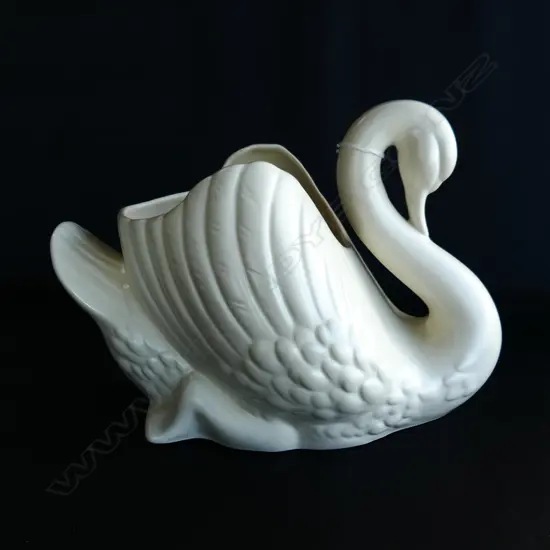CROWN LYNN SWAN. 1950S BASESTAMP. EXCELLENT GLAZE AND CONDITION. L.300mm H. 220mm
