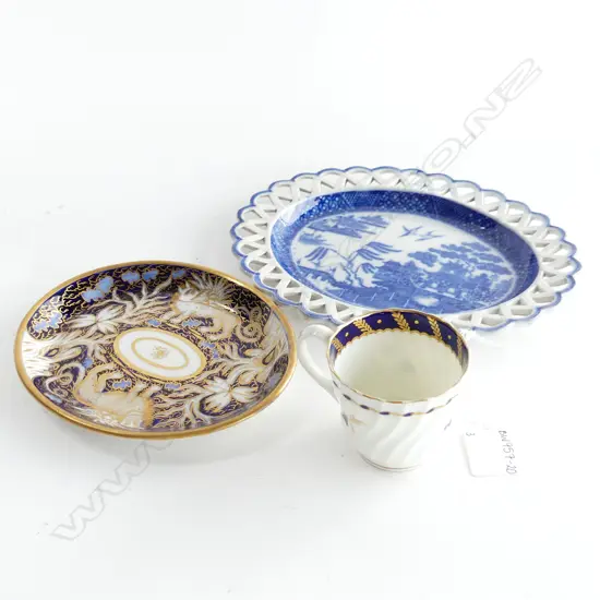 WILLOW PATT EARTHENWARE OVAL PLATE C1820'S(L.230MM)A/F, HAND PAINTED STONEWARE DISH (L 170MM)& RARE ROYAL WORCESTER CUP 