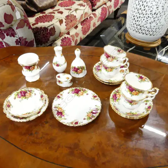 16 PCES ROYAL ALBERT OLD COUNTRY ROSES; 4 CUPS ETC