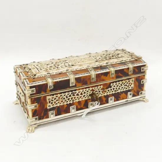 VIZAGAPATAN TORTOISHELL & BONE LIDDED BOX W.190mm