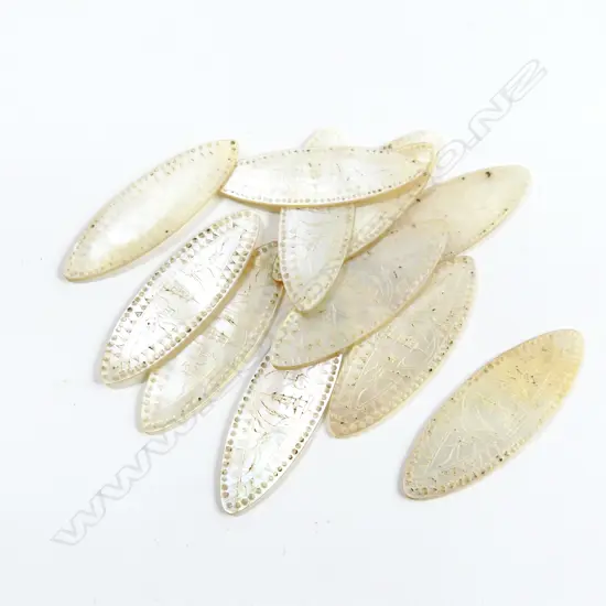 12 MOTHER OF PEARL GAMING TOKENS WITH CHINESE PAGODA ENGRAVINGS L. 45MM