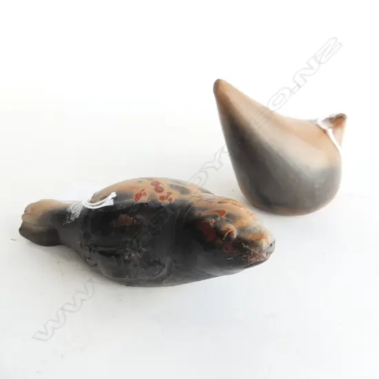 PETER JOHNSON RAKU SEAL  (L. 150mm) & SUE WILLS BURNISHED BIRD (L. 90mm)
