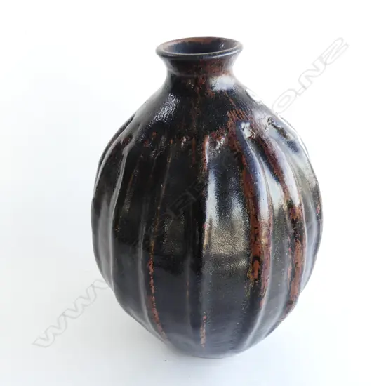 PETER ALGAR LGE TENMOKU RIBBED POTTERY VASE H.345mm