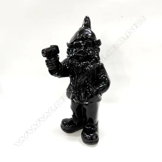 BLACK RESIN GNOME HOLDING PISTOL H.320mm