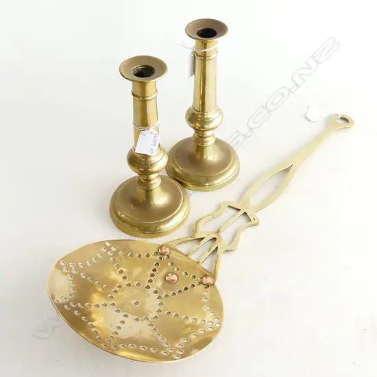 VICTORIAN BRASS  ITEMS CANDLESTICKS (PUSHERS ABSENT), H. 215mm & BRASS SKIMMWER, L. 570mm