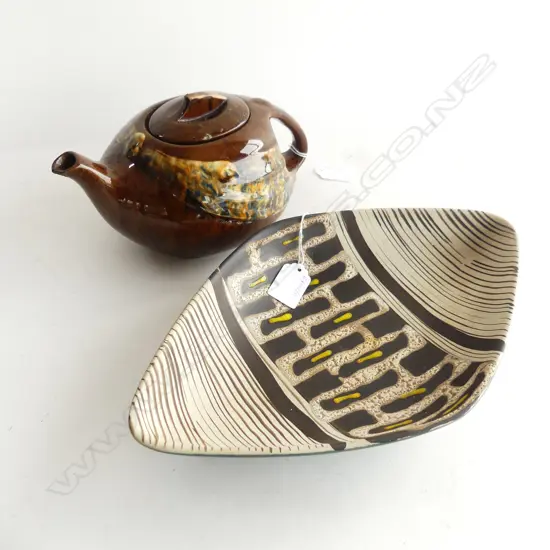 AUSTRIAN STUDIO POTTERY BOWL + ENGLISH DECO TEAPOT WITH CHIP TO SPOUT L 310 MM