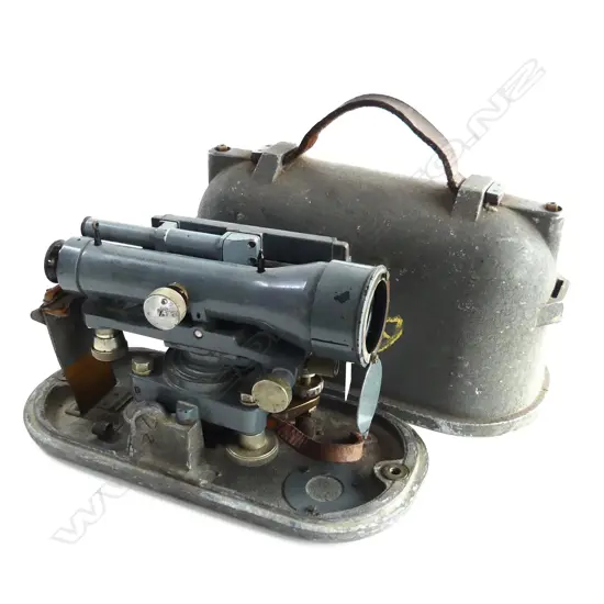 SURVERYORS LEVEL - COOKE, TROUGHTON & SIMMS LTD YORK ENGLAND CASED WITH LEATHER HANDLE ...