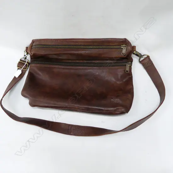 RODD & GUNN (NZ) TAN LEATHER CROSS BODY BAG, L. 440mm