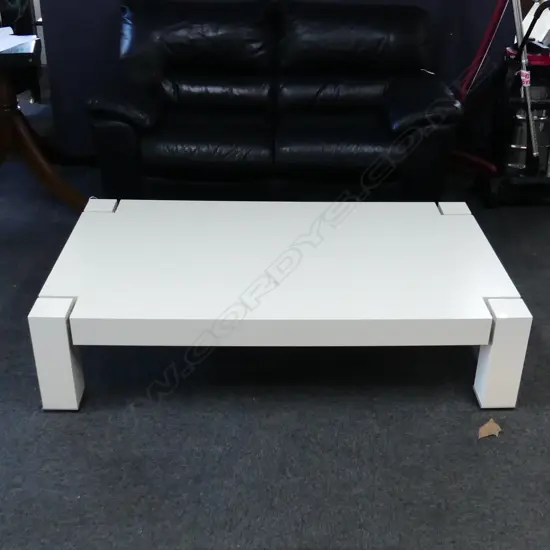LG WHITE COFFEE TABLE 1400 X 800MM