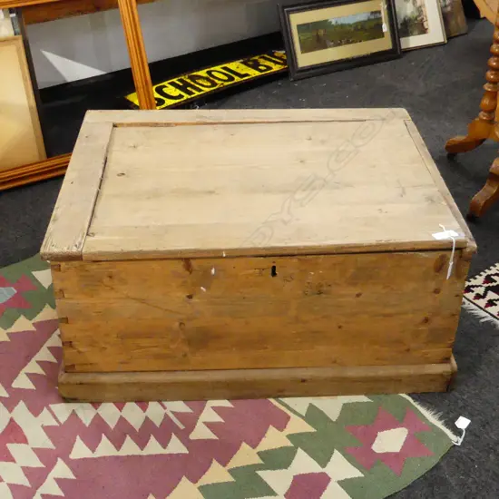 LIDDED WOODEN BLANKET BOX 885x710x420mm