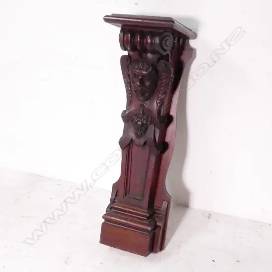 KAURI CARVED SINGLE FIREPLACE SUPPORT WITH FACIAL DETAIL. H.1050mm