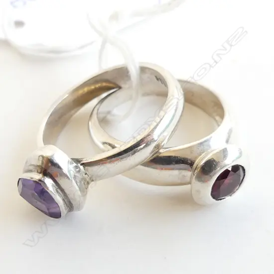 2 925 SILVER RINGS; GARNET & AMETHYST