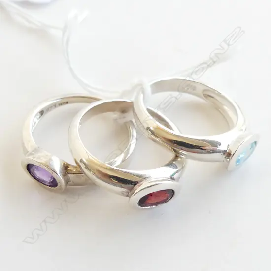 3 925 SILVER RINGS; GARNET, AMETHYST, AQUAMARINE