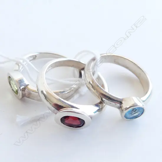 3 925 SILVER RINGS; GARNET, PERIDOT, AQUAMARINE