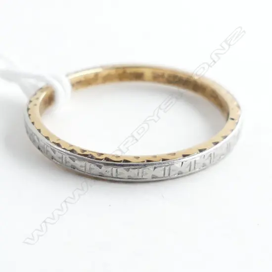 18CT GOLD & PLATINUM WEDDING BAND, 2.9GMS  SIZE R 1/2