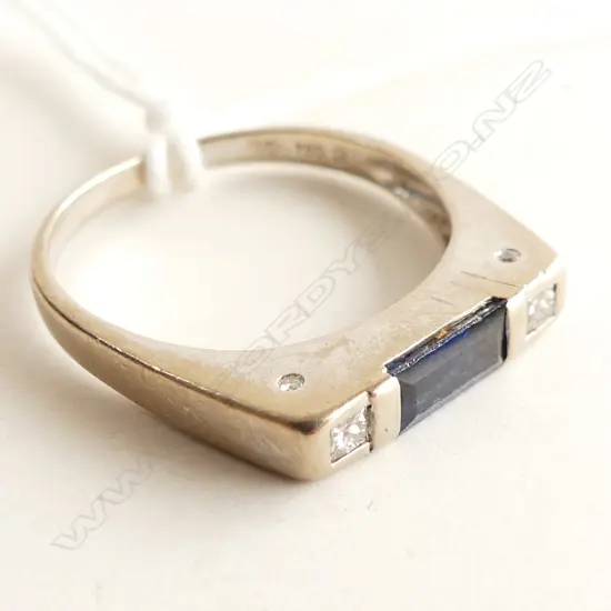 18CT WHITE GOLD SAPPHIRE & DIAMOND SET RING 4.4GMS 