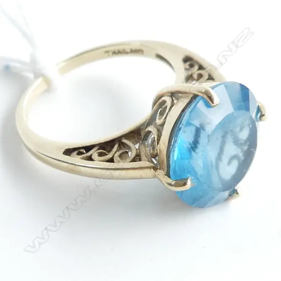 10CT & BLUE STONE RING 6.5 GRAMS SIZE R