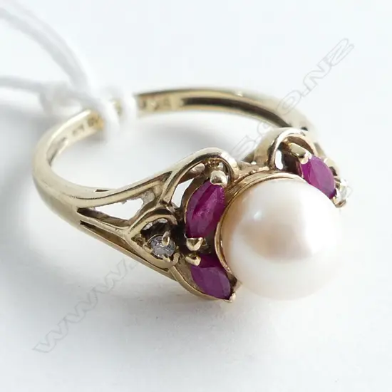 9CT PEARL AND RUBY RING 2.6 GRAMS SIZE K 1/2