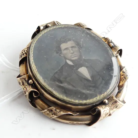 LG ANTIQUE GOLD PLATED FRAMED DOUBLE SIDED PORTRAIT BROOCH, 37.4GMS (old repairs)