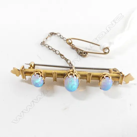 15 CT BAR BROOCH w. 3 OPAL CABOCHONS 3.5 GRAMS 