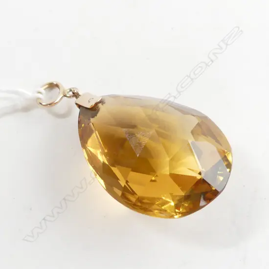AMBER GLASS PEAR CUT PENDANT ON GOLD BAIL L.35mm