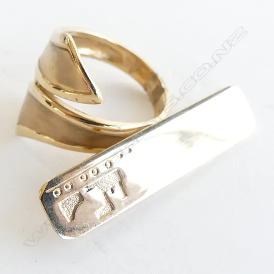 9CT GOLD BAR BROOCH & TWIST RING 7.5GMS 