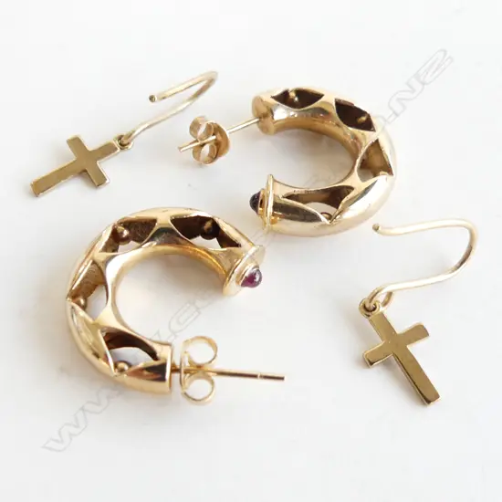 2 PRS 9CT GOLD EARRINGS; CROSS & HOOPS 6.1GMS
