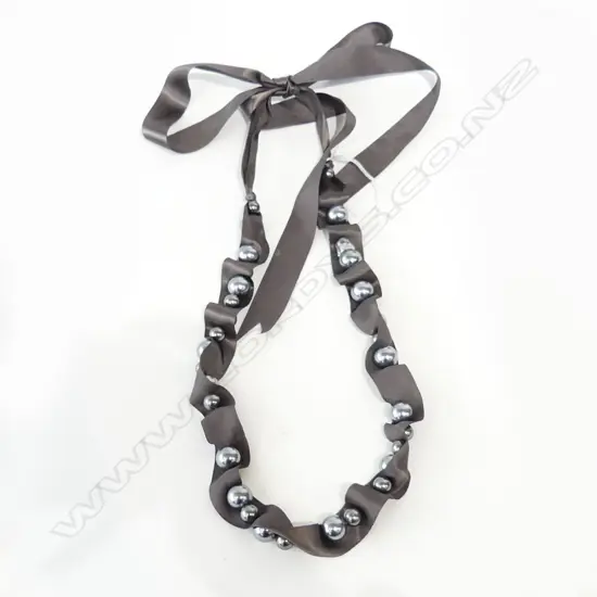 KAGI FASHION NECKLACE  RIBBON/GREY SIMULATED PEARLS