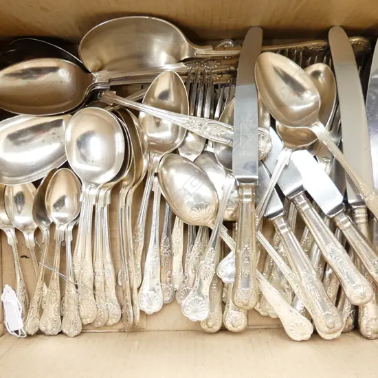 BOX LOT OF KINGS PATTERN SILVER PLATED CUTLERY SPOONS FORKS KNIVES AND SERVERS.