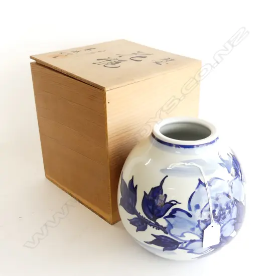 BOXED B/W JAPANESE VASE H200MM