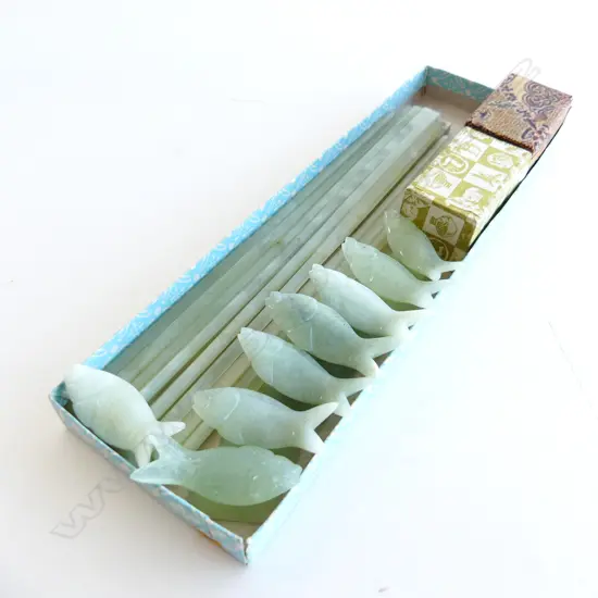 CHINESE JADE SET OF 8 CHOPSTICK RESTS AND SEVERAL JADE CHOPSTICKS