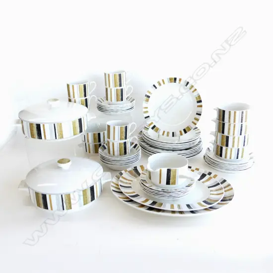 1960S MIDWINTER 6 PLACE  DINNERSET. IN QUEENSBERRY PATTERN. INCLUDES TWO TERRINES A GRAVY BOAT &amp; TWO ASHETS ( CRAZED)