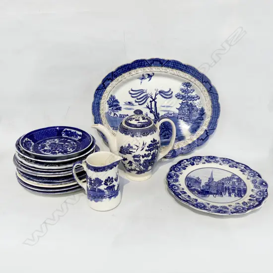 12 ASST. B/W PLATES, LG WILLOW ASHET 425x335mm, TEAPOT &amp; JUG