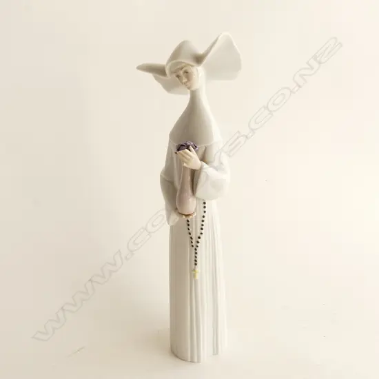 LLADRO NUN WITH VASE OF FLOWERS #5550 H. 165mm all fingers broken