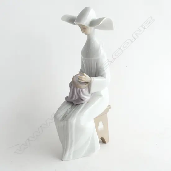 LLADRO NUN SEWING #5501 H. 200mm