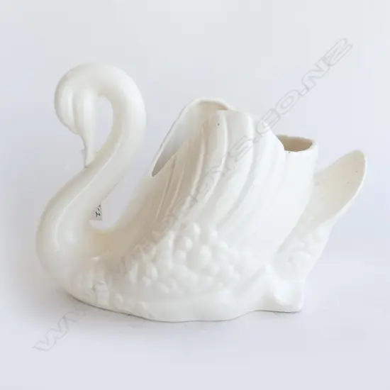 CROWN LYNN LARGE SWAN. MID 1950s MARK TO BASE. MINOR FRIT TO TOP ( STILL RINGS TRUE) . L 320mm