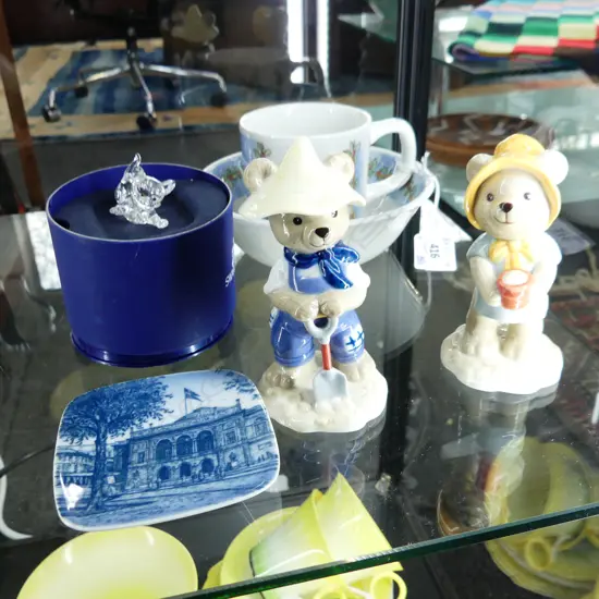 2 B&G BEARS H.100mm + PIN DISH, WEDGWOOD PETER RABBIT CUP & BOWL, SWAROVSKI CAT w. BALL L.35mm, BOXED