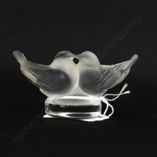 SATIN GLASS LALIQUE GROUP OF TWO BIRDS. ENGRAVED SIGNATURE TO THE SIDE. W.75mm H. 75mm 