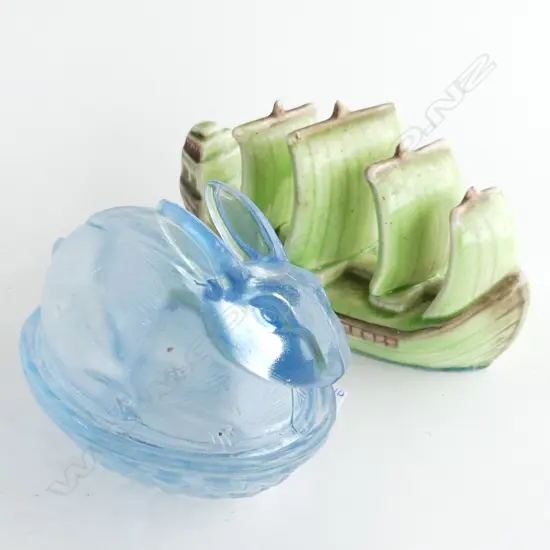 MELBA WARE CERAMIC SAILING SHIP TOAST RACK (?) & DEPRESSION GLASS RABBIT LIDDED DISH L.  110mm