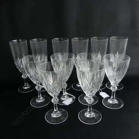 SET 12 CRYSTAL GLASSES; 6 CHAMPAGNE FLUTES & 6 WINE GLASSES (H. 162mm)