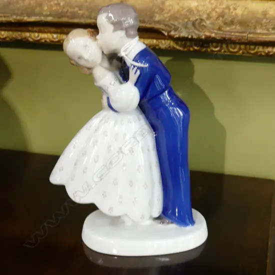 BING & GRONDAHL YOUNG COUPLE FIGURINE first kiss