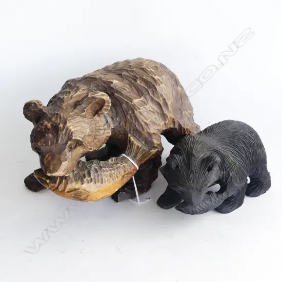 2 VINTAGE CARVED JAPANESE WOODEN BROWN BEARS WITH SALMON, L. 210, 125MM