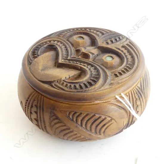 VINTAGE ROUND MAORI CARVED WOODEN BOX, ENGRAVED WITH 1840-1940  DIA 100MM