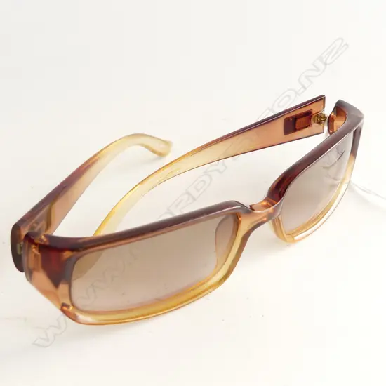 ONE PAIR OF GUCCI SUNGLASSES