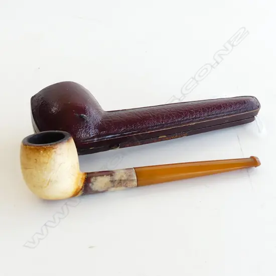 ANTIQUE MEERSCHAUM & AMBER PIPE IN MOROCCAN LEATHER CASE STAMPED “REAL MEERSCHAUM” L. 160MM