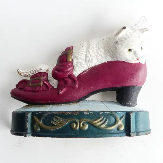 VINTAGE CAST IRON CAT IN SHOE, DOOR STOP