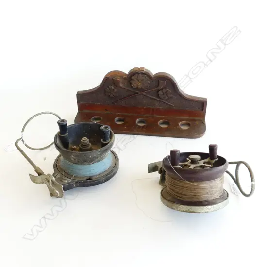 3 ITEMS . TWO BAKELITE FISHING REELS ONE STEELITE NO 1869 WITH KAURI CARVED WOODEN PIPE STAND (FAULTED) L. 310mm 