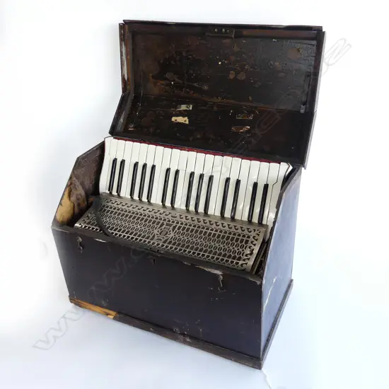VINTAGE CASED ACCORDION W.490mm 'SOPRANI'