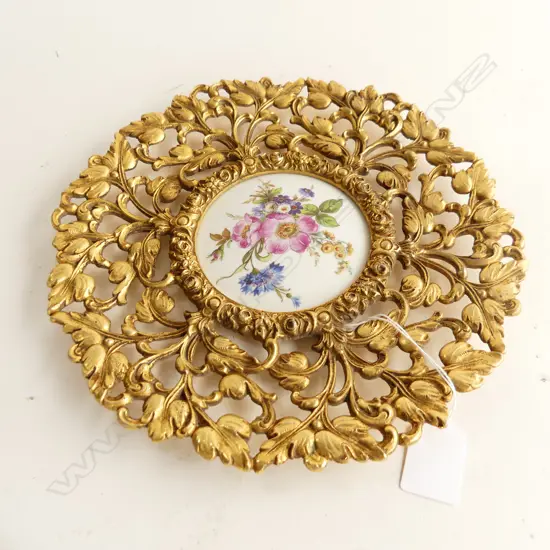 ORNATE GOLD GILDED METAL FRAMED PORCELAIN WALL PLAQUE, DIA 250mm