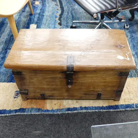 19thC HARDWOOD STEEL BOUND TRUNK 750 x 380 x 380mm